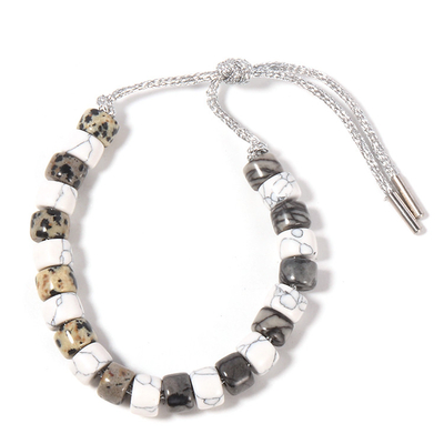 O forte natural da pedra e da mancha de Howlite perla o estilo clássico do bracelete para o diário