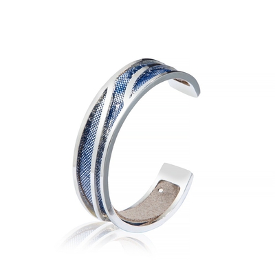 Punhos de couro feitos a mão do C, escuros - bracelete de bronze do punho do teste padrão malogrado de prata azul