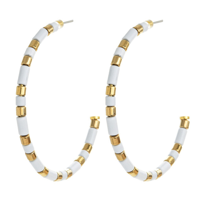 os grânulos abertos do círculo de 45mm esmaltam brincos que da aro C dá forma ao branco e ao ouro