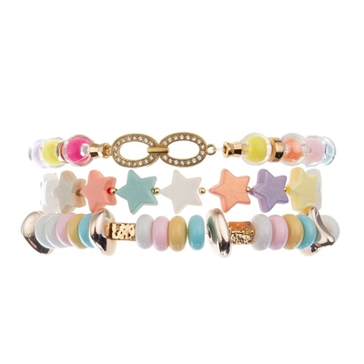 A estrela plástica da menina adolescente perla a cor do arco-íris do bracelete com encanto infinito do metal