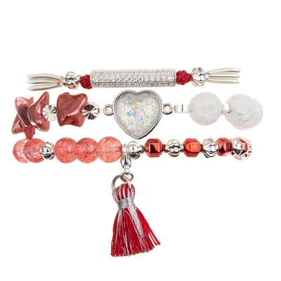 As meninas amam o bracelete do encanto do coração com o cristal vermelho de incandescência místico