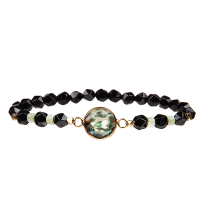 O cálculo biliar feito a mão lapidado perla braceletes com o cristal irregular chapeado ouro