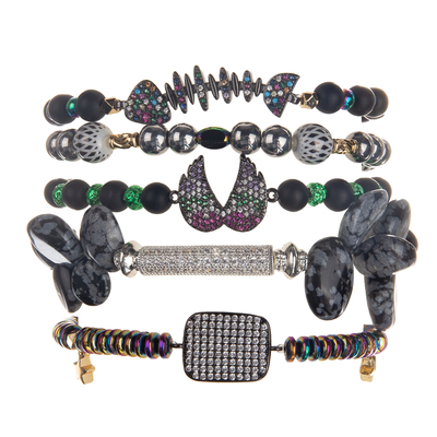 O cálculo biliar preto feito a mão perla os braceletes ajustados com o pendente chapeado ouro do zircão
