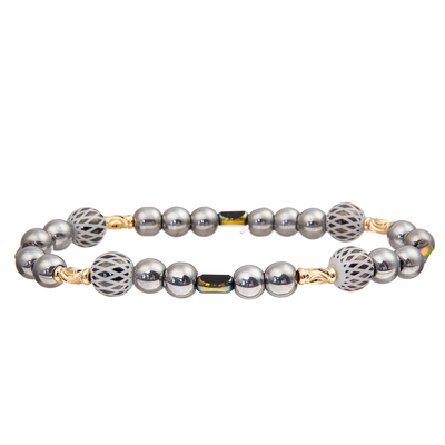 O cálculo biliar preto feito a mão perla os braceletes ajustados com o pendente chapeado ouro do zircão