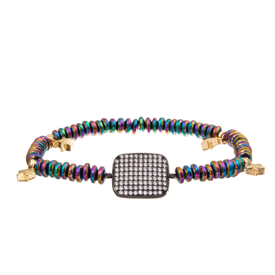 O cálculo biliar preto feito a mão perla os braceletes ajustados com o pendente chapeado ouro do zircão