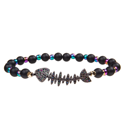 O cálculo biliar preto feito a mão perla os braceletes ajustados com o pendente chapeado ouro do zircão