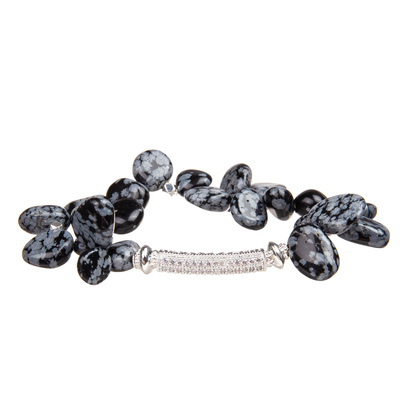 O cálculo biliar preto feito a mão perla os braceletes ajustados com o pendente chapeado ouro do zircão