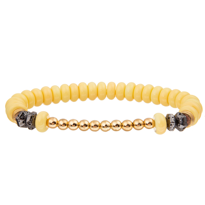 4 braceletes feitos a mão dos grânulos de vidro das cores ajustados com o ouro chapeado em volta dos grânulos