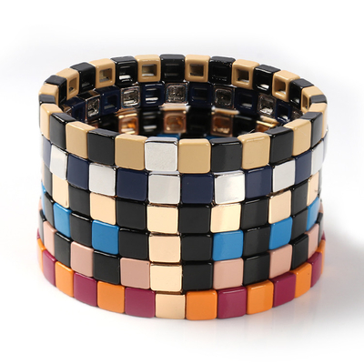 O bracelete geométrico da telha do esmalte, estiramento multicolorido perlou braceletes