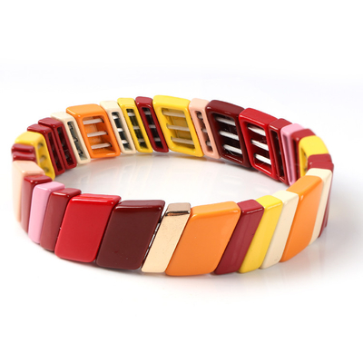 A liga feito a mão pintada do bracelete da telha do estiramento da cor crafted
