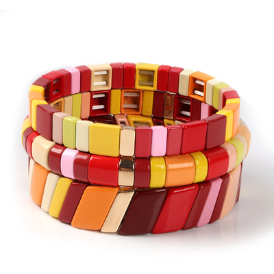 A liga feito a mão pintada do bracelete da telha do estiramento da cor crafted
