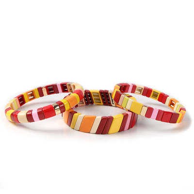 A liga feito a mão pintada do bracelete da telha do estiramento da cor crafted