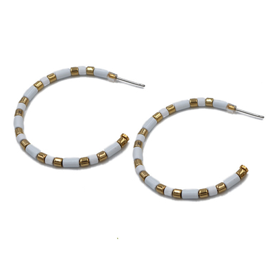 os grânulos abertos do círculo de 45mm esmaltam brincos que da aro C dá forma ao branco e ao ouro
