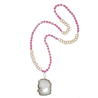 A cor branca do rosa do pendente de Druzy perla a colar longa com borda do ouro