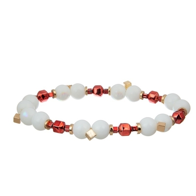 O metal da cor do ouro perla o coração que do rosa o bracelete feito a mão se ajustou para a menina como o presente