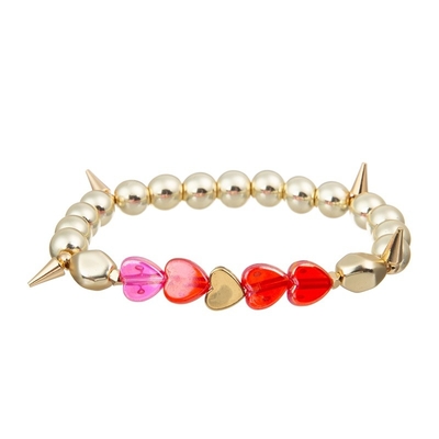 O metal da cor do ouro perla o coração que do rosa o bracelete feito a mão se ajustou para a menina como o presente