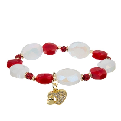 O metal da cor do ouro perla o coração que do rosa o bracelete feito a mão se ajustou para a menina como o presente