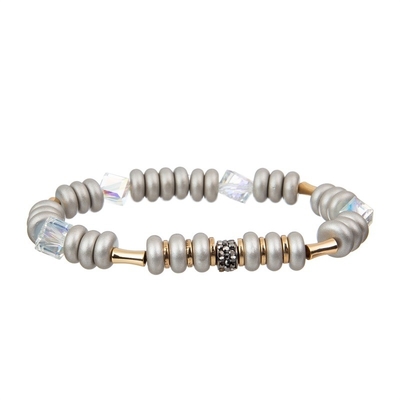 O círculo de prata metálico dá forma a braceletes feitos a mão dos grânulos com o pendente do coração da carta de amor