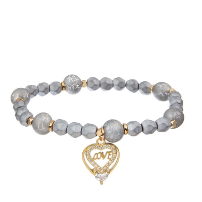 O círculo de prata metálico dá forma a braceletes feitos a mão dos grânulos com o pendente do coração da carta de amor