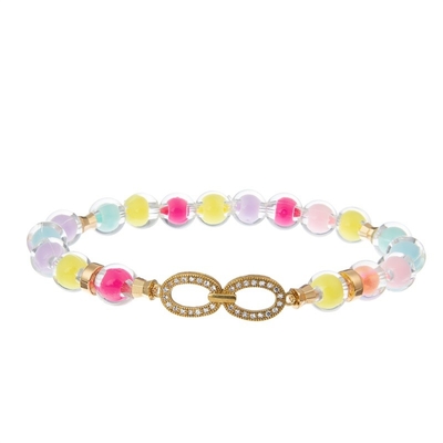 A estrela plástica da menina adolescente perla a cor do arco-íris do bracelete com encanto infinito do metal