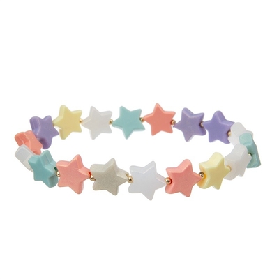 A estrela plástica da menina adolescente perla a cor do arco-íris do bracelete com encanto infinito do metal