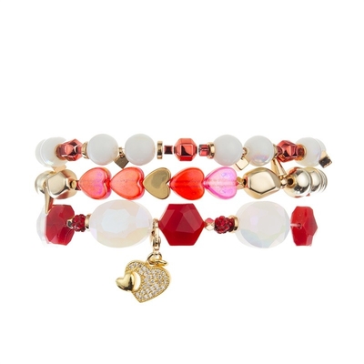 O metal da cor do ouro perla o coração que do rosa o bracelete feito a mão se ajustou para a menina como o presente