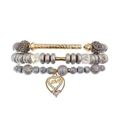 O círculo de prata metálico dá forma a braceletes feitos a mão dos grânulos com o pendente do coração da carta de amor