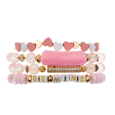 O ouro cor-de-rosa do dia de Valentim pavimenta o bracelete da barra personaliza o nome para a amiga