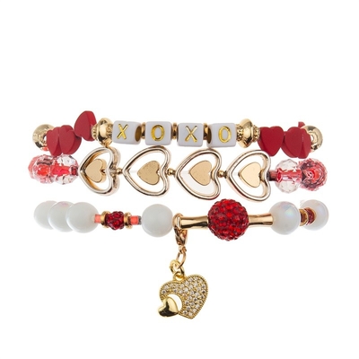 O encanto XOXO do coração do ouro personaliza braceletes feitos a mão dos grânulos do nome para o presente da amiga