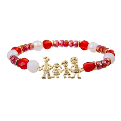 O bracelete feito a mão vermelho dos grânulos ajustou o bracelete feito sob encomenda do nome da família empilhável
