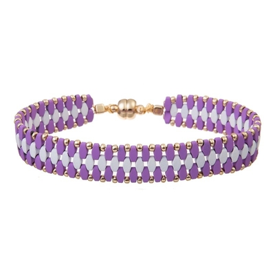 A semente roxa protege o grupo feito a mão do estilo de Boho dos braceletes do grânulo