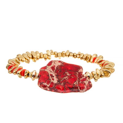 O ouro do bracelete chapeou pulseira de pedra esmagada quebrada com a pedra irregular vermelha
